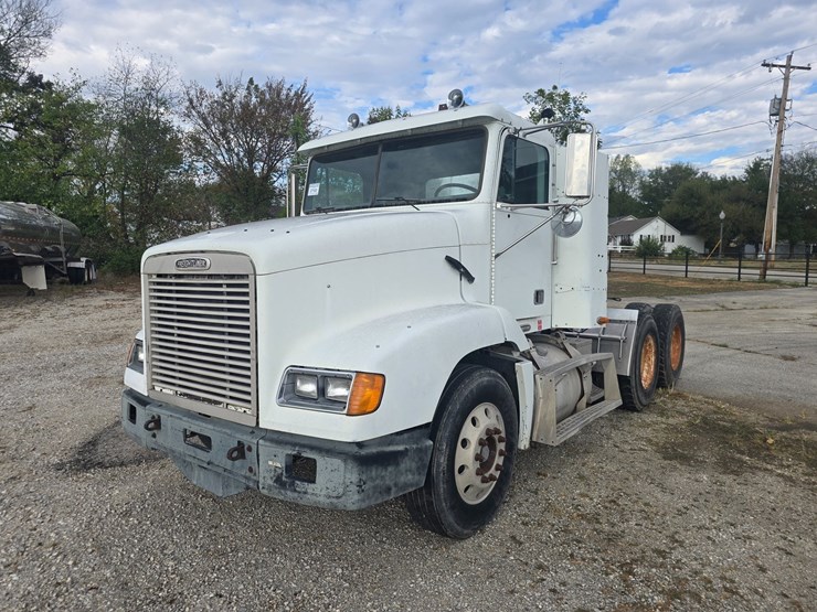 1999-freightliner-fld112-image-1