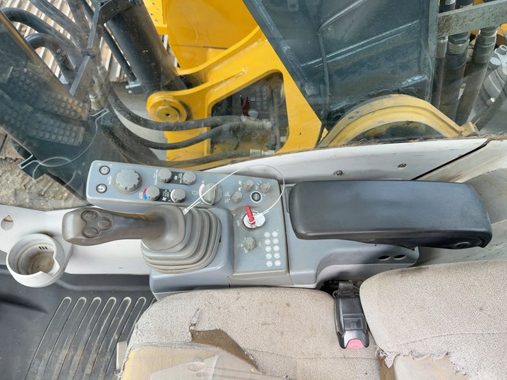 2016-deere-300g-lc-image-36