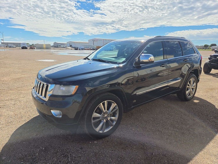 2013-jeep-grand-cherokee-laredo-image-1
