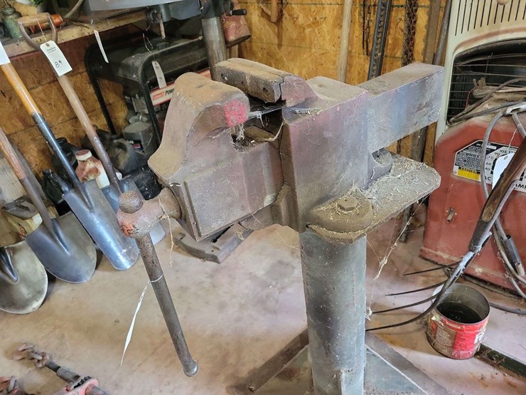 heavy-duty-metal-vise-mounted-on-steel-pedestal-stand-image-3