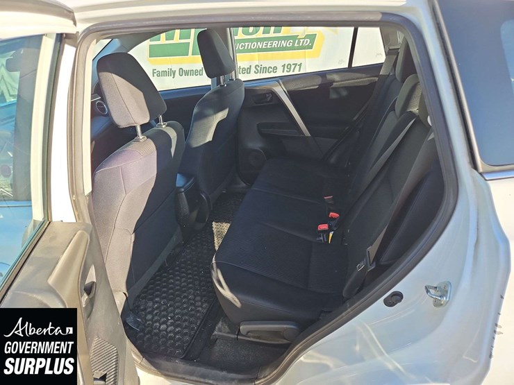 2015-toyota-rav4-le-image-14