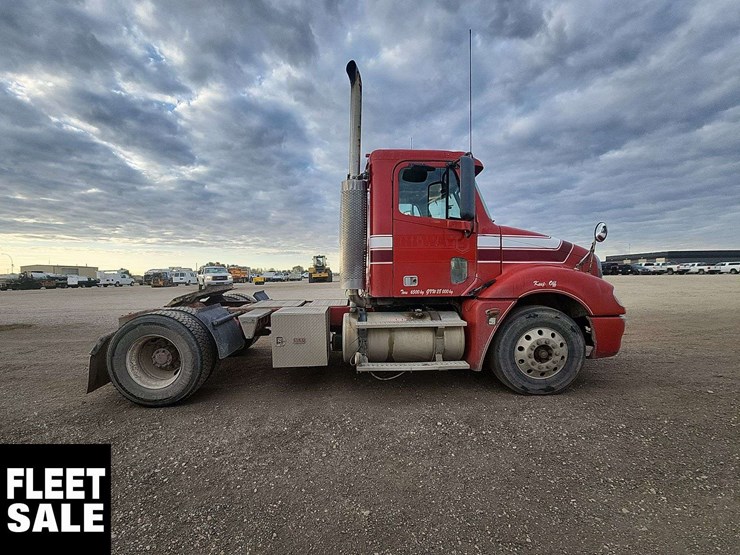 2005-freightliner-columbia-120-image-8
