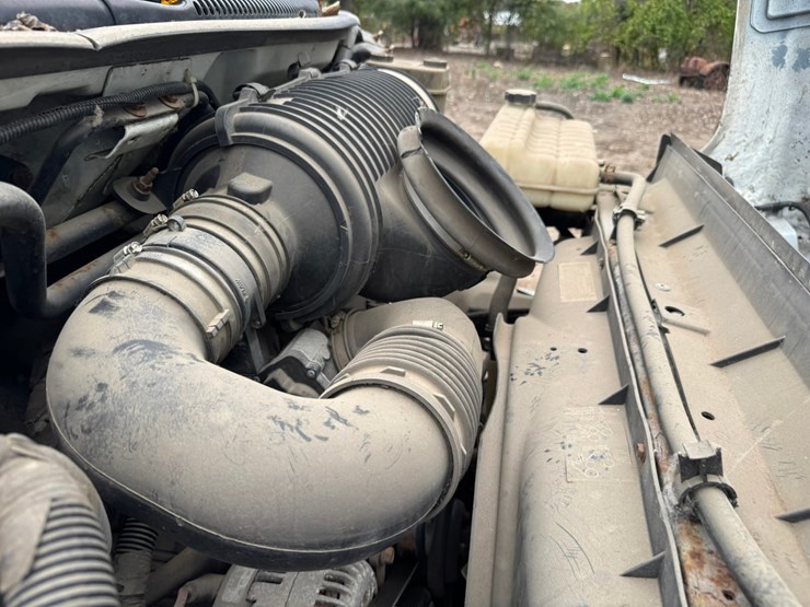 #1935-•-2004-chevrolet-5500-roll-back-truck-image-54