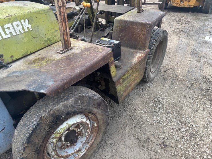 #3332-•-clark-it40b-forklift-image-19