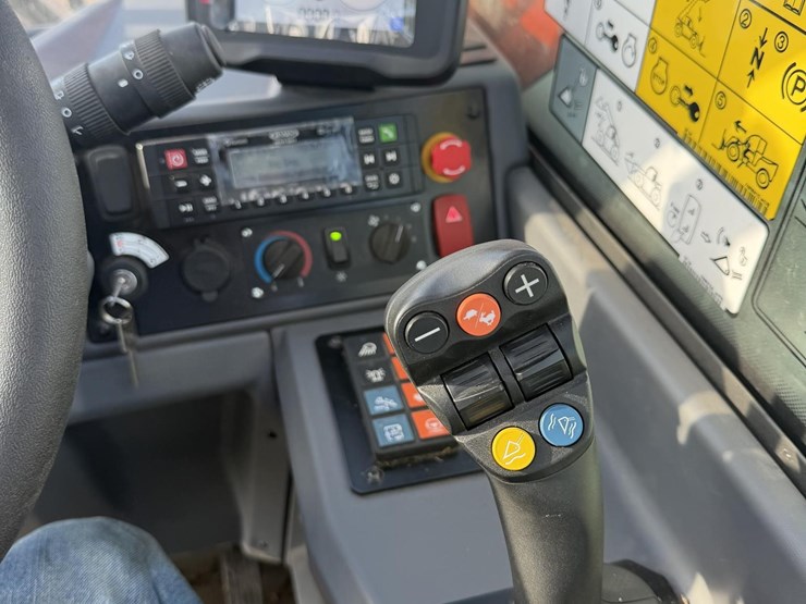 2025-bobcat-tl623-image-4