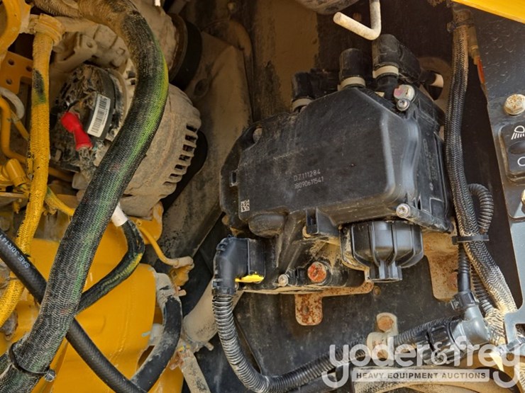 2019-deere-744k-image-39