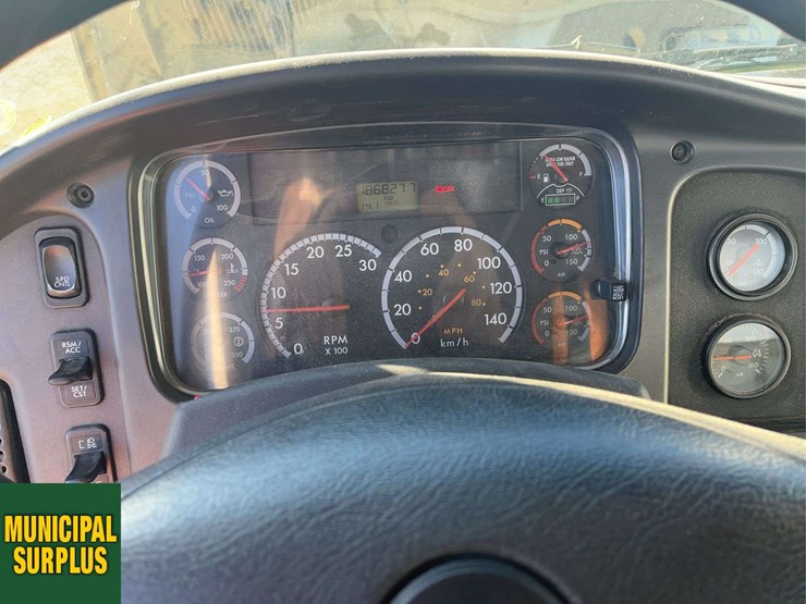 2015-freightliner-m2-106-image-16