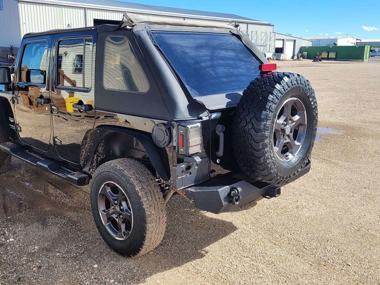 2015-jeep-wrangler-unlimited-sahara-image-5