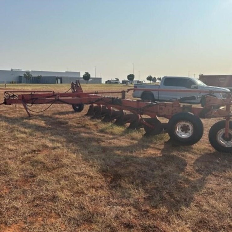 Alllis Chalmers 400 7-Bottom Plow