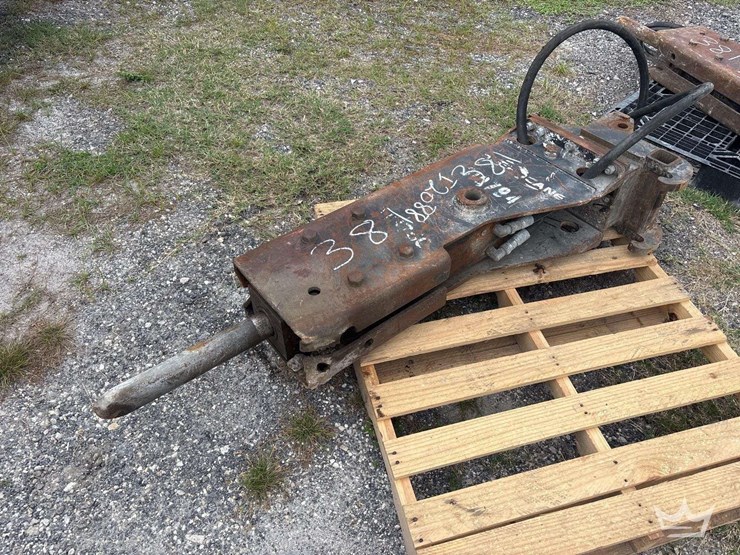 hydraulic-breaker-excavator-attachment-image-2