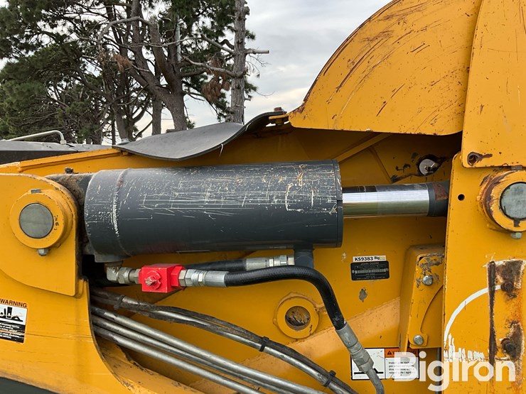 2021-deere-2412e-image-12