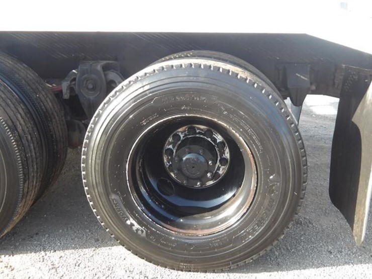 2002-freightliner-fl80-image-5