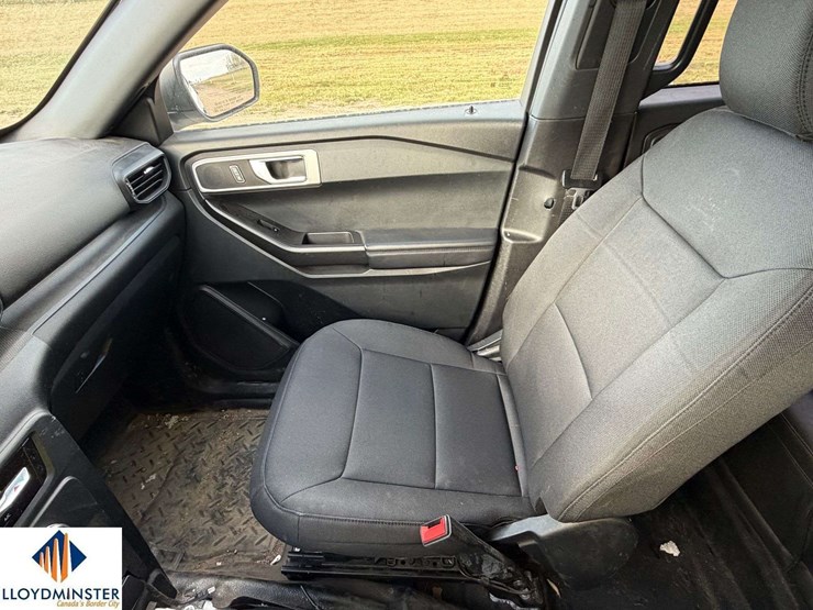 2021-ford-explorer-image-16