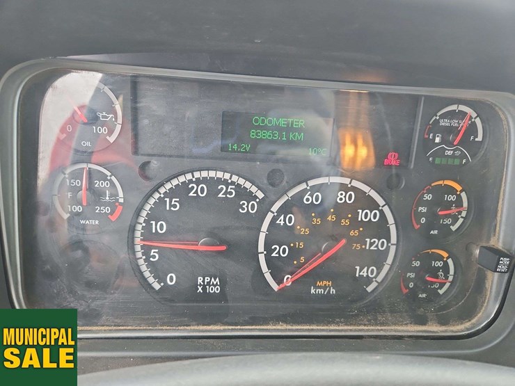 2019-freightliner-m2-106-image-17