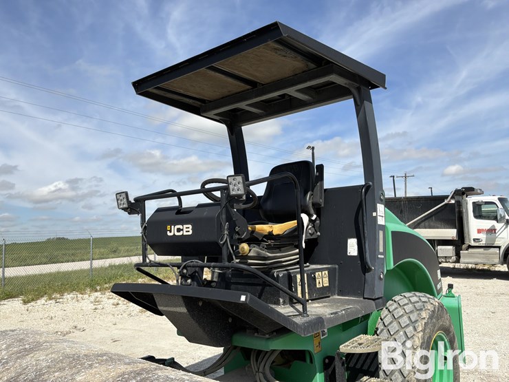 2013-jcb-vibromax-vm75-vibratory-smooth-drum-roller-image-17
