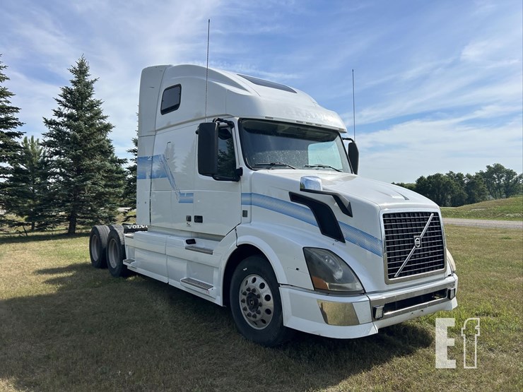 2012-volvo-vnl64t670-image-3