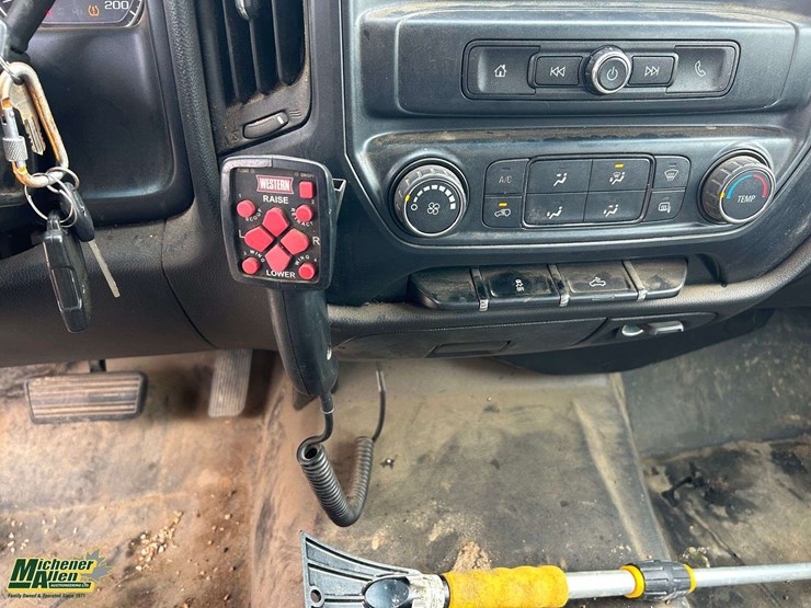 2018-chevrolet-silverado-2500hd-image-17