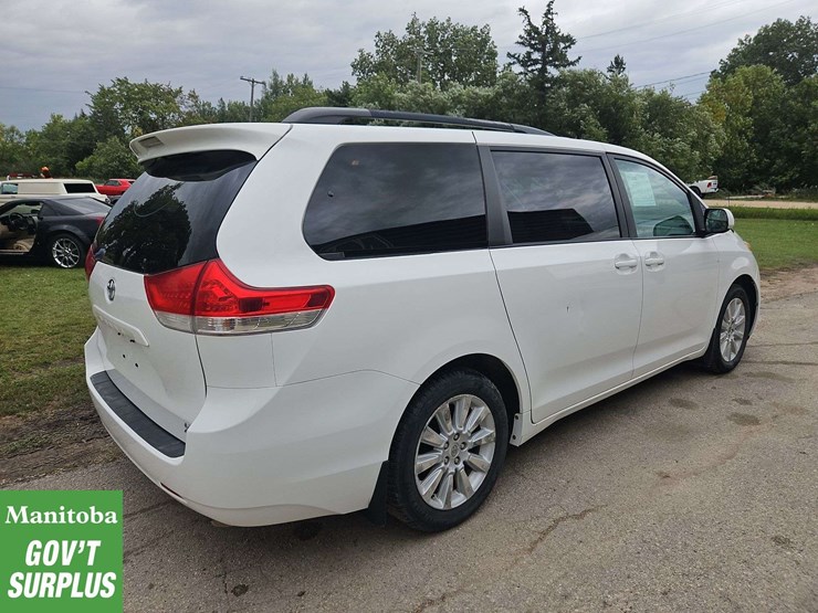2013-toyota-sienna-image-4
