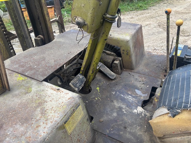#3332-•-clark-it40b-forklift-image-34