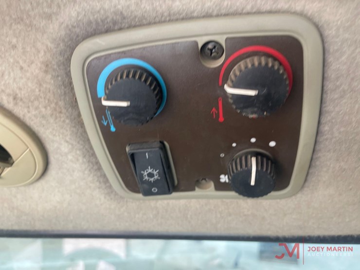 john-deere-3320-image-20