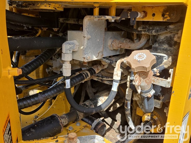 2019-deere-744k-image-26