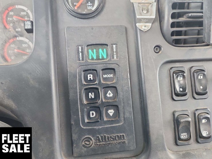 2014-freightliner-m2-106-image-20