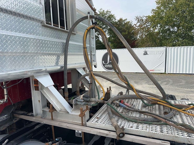 2022-peterbilt-389-image-19