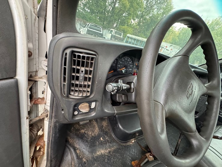 #1935-•-2004-chevrolet-5500-roll-back-truck-image-46
