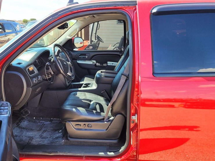 2013-chevrolet-suburban-1500-image-15
