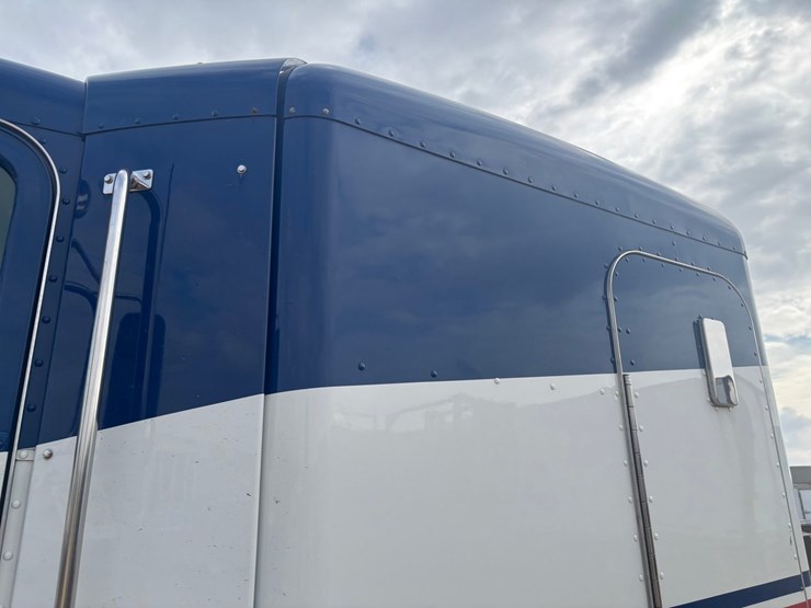 2014-peterbilt-384-image-15