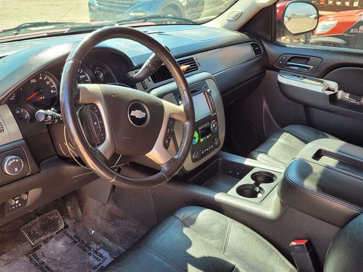 2013-chevrolet-suburban-1500-image-16