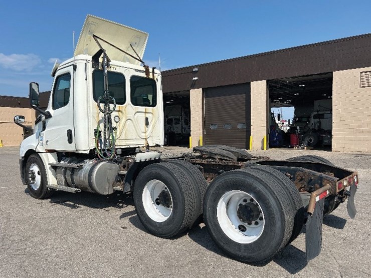 2019-freightliner-cascadia-126-image-2