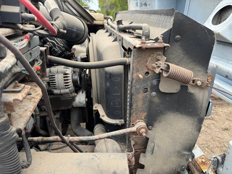 #1935-•-2004-chevrolet-5500-roll-back-truck-image-56