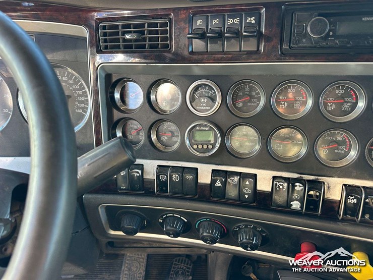 2011-kenworth-t800-image-22