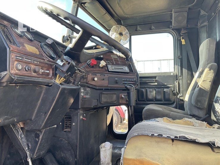 2000-freightliner-fld112-image-5