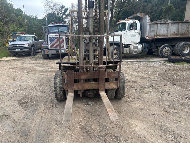 #3332-•-clark-it40b-forklift-image-6