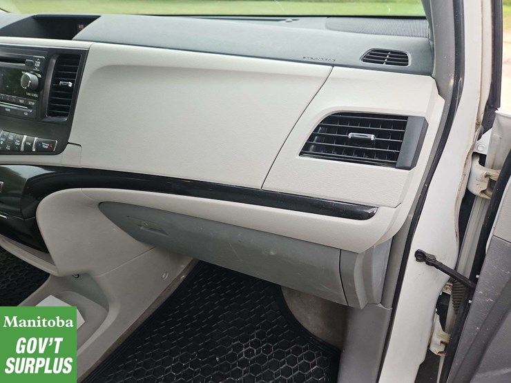 2013-toyota-sienna-image-27