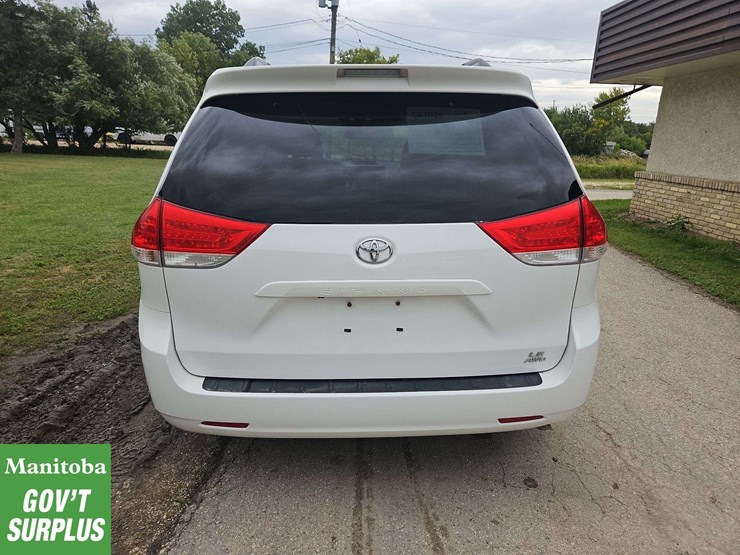2013-toyota-sienna-image-6