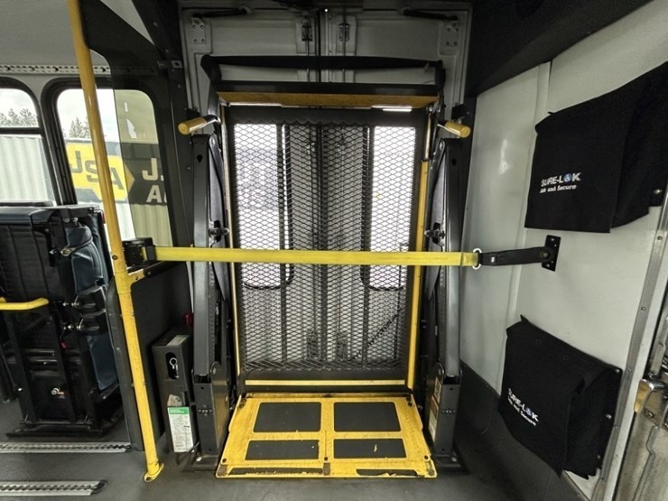 2016-chevrolet-express-paratransit-bus-image-29