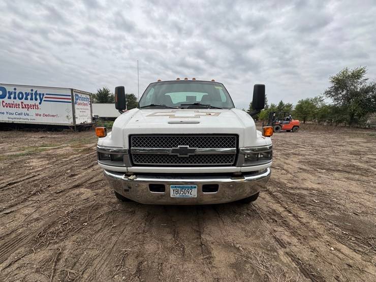 #1935-•-2004-chevrolet-5500-roll-back-truck-image-8