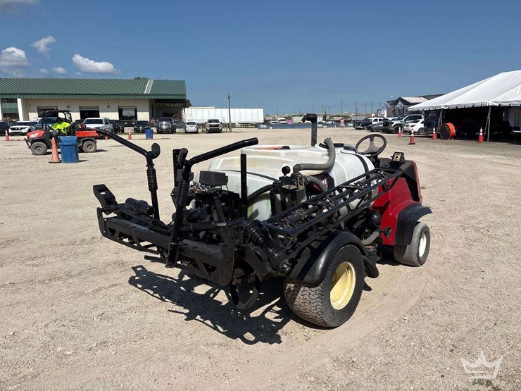 2010-toro-multi-pro-1750-175-gallon-low-profile-turf-sprayer-image-3