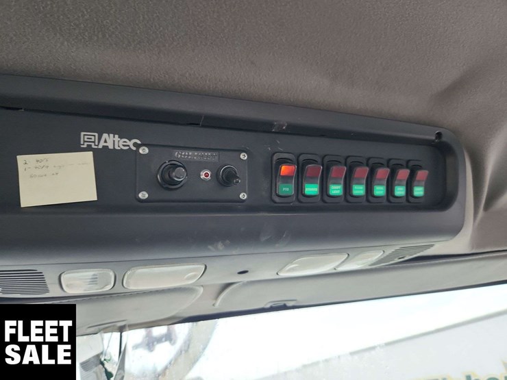 2014-freightliner-m2-106-image-22