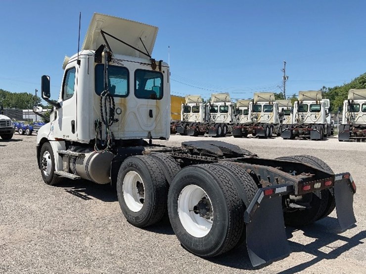 2019-freightliner-cascadia-126-image-2