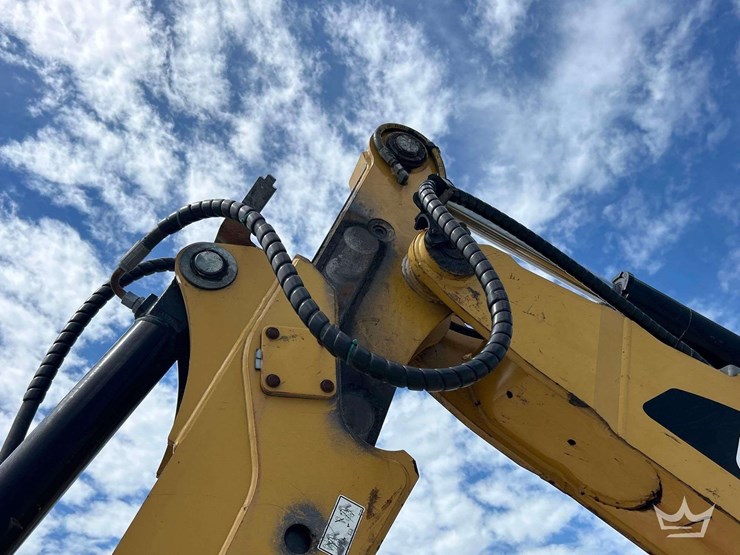2017-caterpillar-420f2-it-image-24