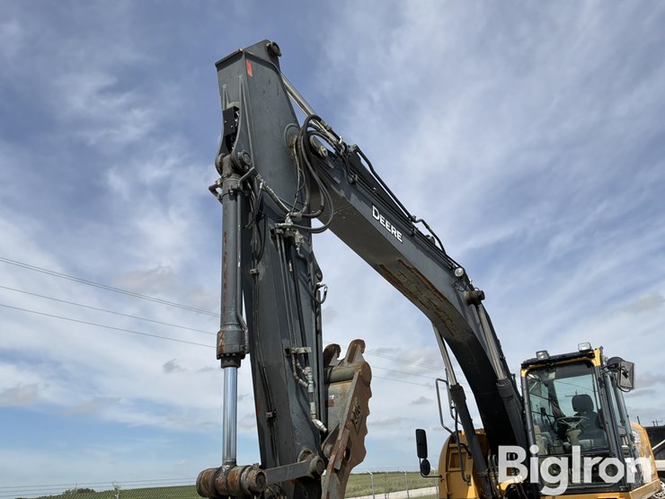 2011-deere-220dw-image-15