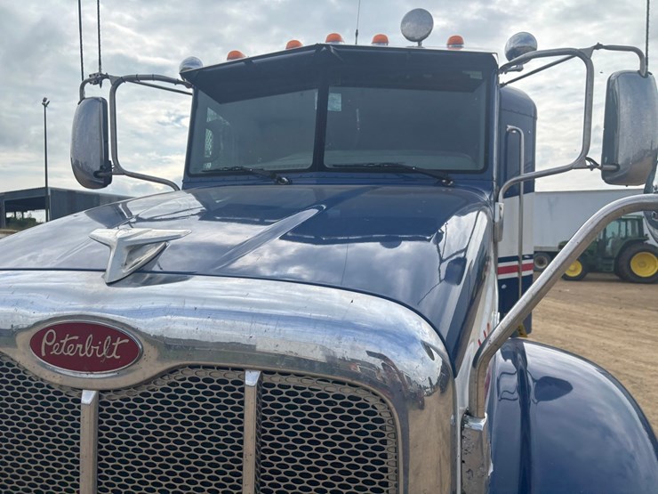 2014-peterbilt-384-image-21