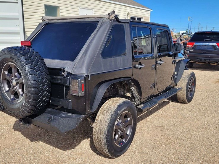 2015-jeep-wrangler-unlimited-sahara-image-3