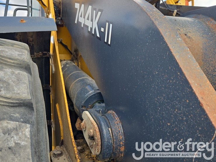 2019-deere-744k-image-22