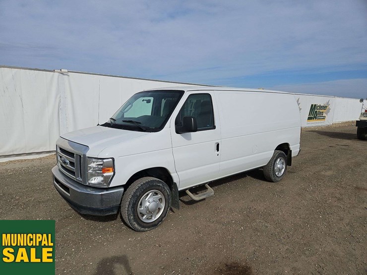 2014-ford-cargo-image-1