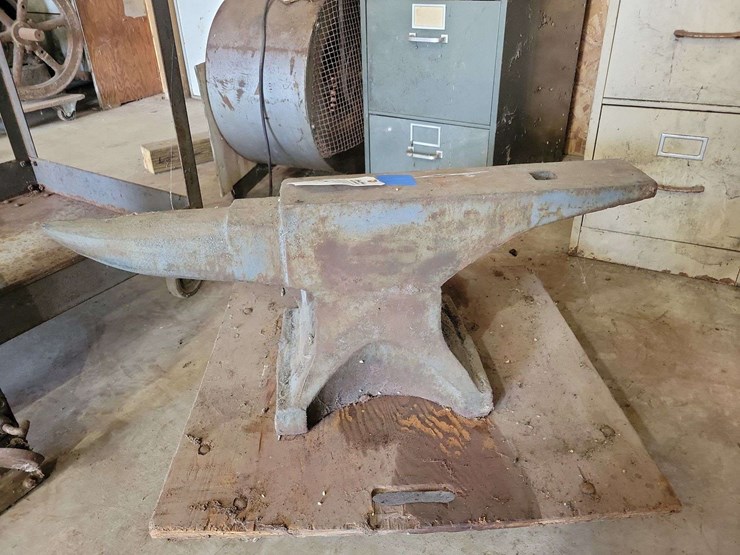 blacksmith-metalworking-anvil-with-horn-and-hardy-hole-image-1